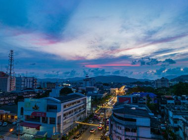 .Phuket, Tayland-Nisan 02.2023 'te Phuket şehrinin kalbinde gece atmosferi hiç uyumayan şehir Phuket' te insanlar hala geceleri Sino-Portekiz mimarisi ile selfie çekiyorlar...