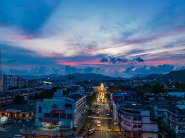 .Phuket, Tayland-Nisan 02.2023 'te Phuket şehrinin kalbinde gece atmosferi hiç uyumayan şehir Phuket' te insanlar hala geceleri Sino-Portekiz mimarisi ile selfie çekiyorlar...