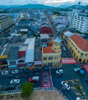.Phuket, Tayland-Nisan 19.2023 'te Phuket' in en popüler tarihi yapısının havadan görünüşü saat kulesi Charter kavşağındaki klasik ve güzel mimari. Phuket 'te popüler bir yer..