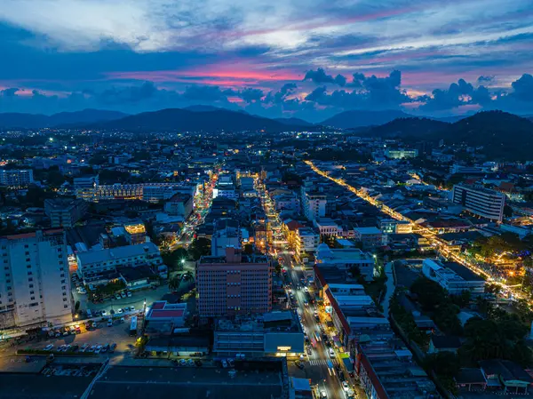 .Phuket, Tayland-Nisan 02.2023 'te Phuket şehrinin kalbinde gece atmosferi hiç uyumayan şehir Phuket' te insanlar hala geceleri Sino-Portekiz mimarisi ile selfie çekiyorlar...