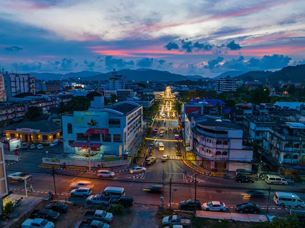 .Phuket, Tayland-Nisan 02.2023 'te Phuket şehrinin kalbinde gece atmosferi hiç uyumayan şehir Phuket' te insanlar hala geceleri Sino-Portekiz mimarisi ile selfie çekiyorlar...