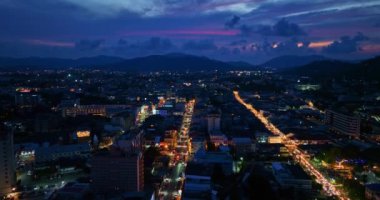 .Phuket, Tayland-Nisan 02.2023 'te Phuket şehrinin kalbinde gece atmosferi hiç uyumayan şehir Phuket' te insanlar hala geceleri Sino-Portekiz mimarisi ile selfie çekiyorlar...