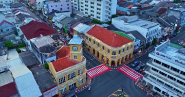 .Phuket, Tayland-Nisan 19.2023 'te Phuket' in en popüler tarihi yapısının havadan görünüşü saat kulesi Charter kavşağındaki klasik ve güzel mimari. Phuket 'te popüler bir yer..
