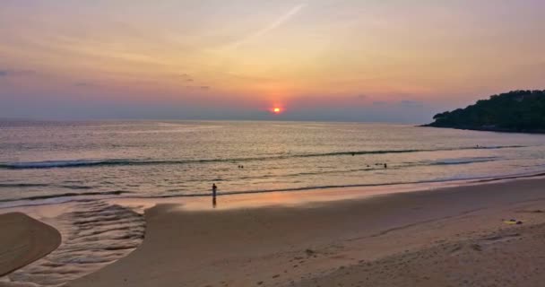 Antenn Utsikt Fantastisk Himmel Solnedgången Ovanför Havet Vid Karon Stranden — Stockvideo
