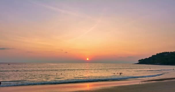 Luftaufnahme Erstaunlichen Himmel Bei Sonnenuntergang Über Dem Ozean Karon Strand — Stockvideo