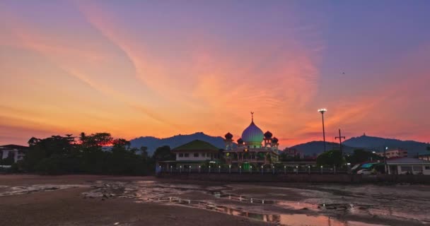 Vista Aérea Paisagem Céu Deslumbrante Pôr Sol Acima Mesquita Rawa — Vídeo de Stock