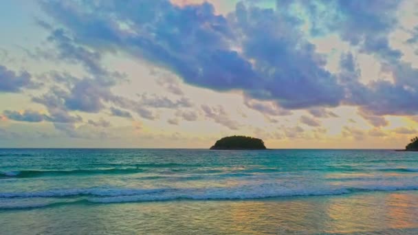 Вид Повітря Сцену Хвиль Пляжі Патонг Пхукет Хвилі Скелястому Пляжі — стокове відео