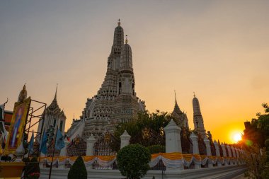 Büyük, aydınlık tapınağın arkasında gün batımı Wat Arun Chaophraya nehri Bangkok, Tayland 'dan sonra dünyanın en büyük ve en uzun pagodası.