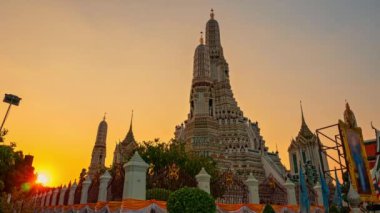 Dünyanın en büyük ve en uzun pagodası Wat Arun ratchawararam tapınağında günbatımını hızlandırdı.