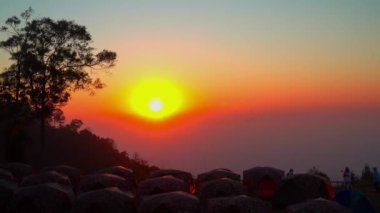 Tayland dağlarında ufkun üzerinde güneşin doğuşunun manzarası 