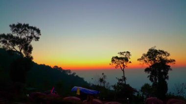 Tayland dağlarında ufkun üzerinde güneşin doğuşunun manzarası 