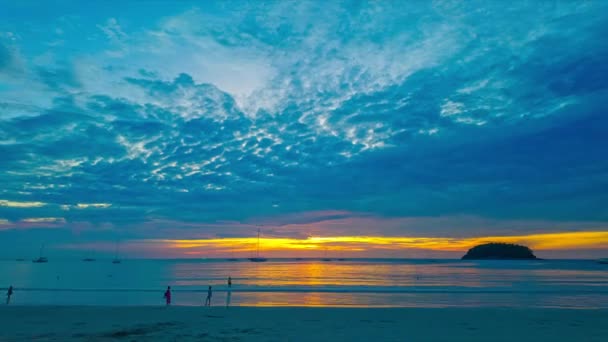傍晚时分 时间在岛上上空掠过蓝云 蓝色天空中的黄日在帕塔海滩普吉岛后面落下 — 图库视频影像