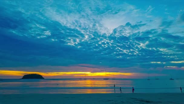 Zeitraffer Blaue Wolken Himmel Über Der Insel Abend Gelbe Sonne — Stockvideo