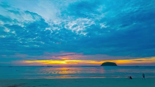 傍晚时分 时间在岛上上空掠过蓝云 蓝色天空中的黄日在帕塔海滩普吉岛后面落下 — 图库视频影像