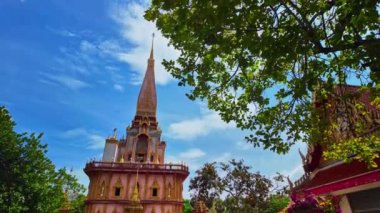 Chalong tapınağının üstündeki mavi gökyüzünde beyaz bulutlar.