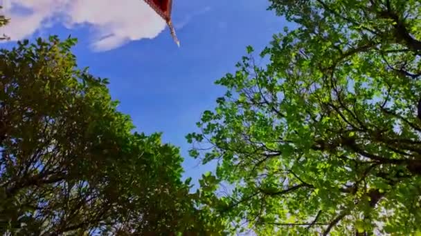 Witte Wolken Blauwe Lucht Boven Chalong Tempel — Stockvideo