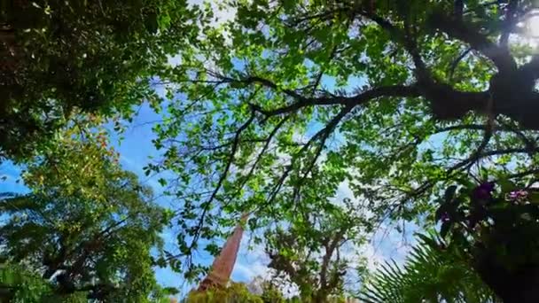 Vita Moln Den Blå Himlen Ovanför Chalong Templet — Stockvideo