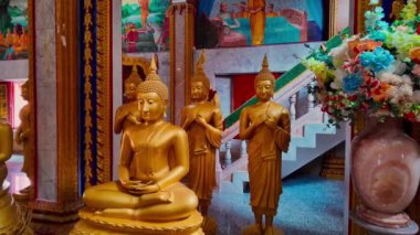 Wat Chalong Phuket 'te yüksek bir pagoda' nın altındaki salonda çok güzel dekore edilmiş bir meditasyon odası. Pagoda 'da bir sürü altın Buda heykeli var. Güzel dekore edilmiş Dhamma çalışma odası..