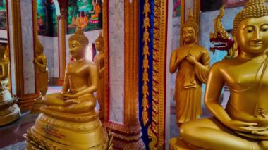 Wat Chalong Phuket 'te yüksek bir pagoda' nın altındaki salonda çok güzel dekore edilmiş bir meditasyon odası. Pagoda 'da bir sürü altın Buda heykeli var. Güzel dekore edilmiş Dhamma çalışma odası..