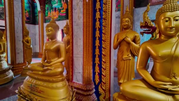Prachtig Versierde Meditatieruimte Een Hal Onder Een Torenhoge Pagode Wat — Stockvideo