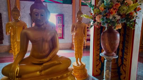Beautifully Decorated Meditation Room Hall Towering Pagoda Wat Chalong Phuket — Stock Video