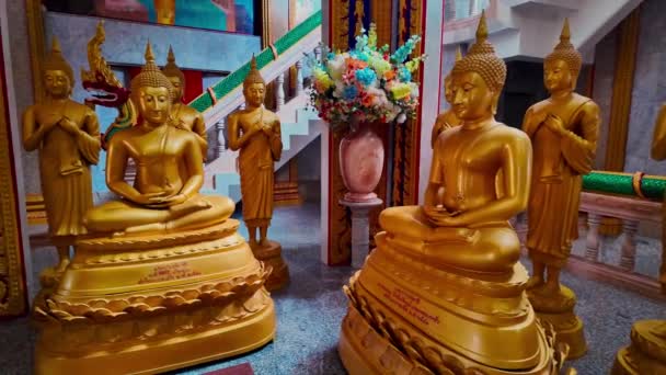 Krásně Zdobená Meditační Místnost Hale Pod Tyčící Pagodou Wat Chalong — Stock video