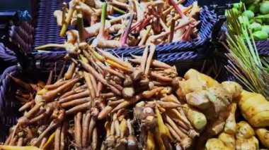 Sepette büyük bir galangal yığını