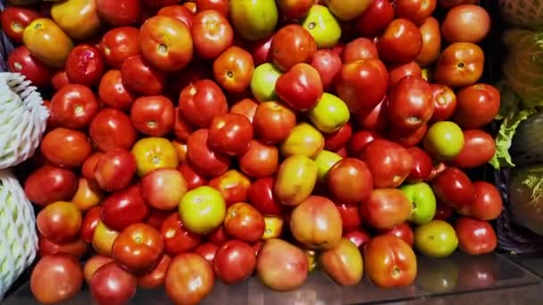 市場で販売のための明るい赤いトマト クローズアップ — ストック動画
