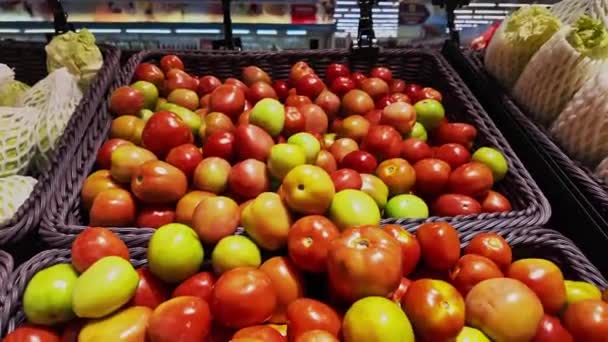 市場で販売のための明るい赤いトマト クローズアップ — ストック動画
