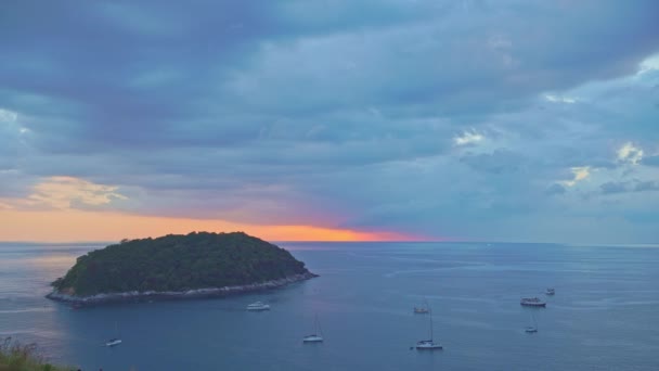 Καταπληκτικός Ουρανός Ηλιοβασιλέματος Πάνω Από Τον Ωκεανό Πλοία Και Βάρκες — Αρχείο Βίντεο