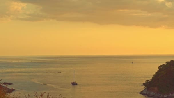 Increíble Puesta Sol Cielo Sobre Océano Con Barcos Barcos — Vídeo de stock