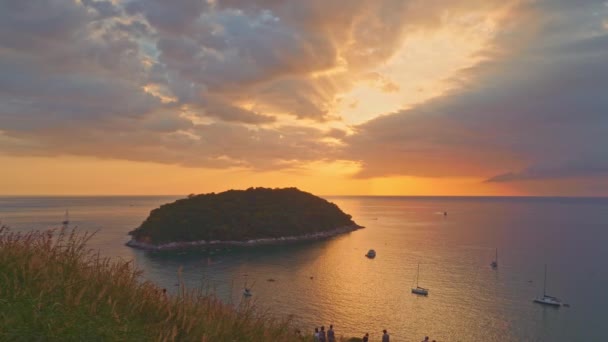 Fantastisk Solnedgång Himmel Över Havet Med Fartyg Och Båtar — Stockvideo