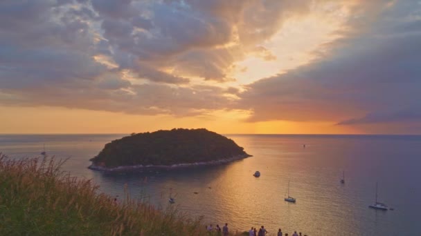 Increíble Puesta Sol Cielo Sobre Océano Con Barcos Barcos — Vídeo de stock