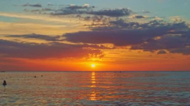 Akşamları gökyüzünde gökyüzü renkli bulutlar. Renkli gökyüzünde Kata plajı Phuket 'teki Pu adasının arkasından iniyor.