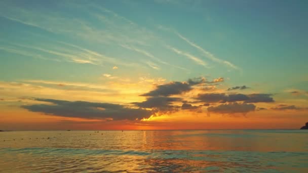 Landschap Kleurrijke Wolken Aan Hemel Boven Het Eiland Avond Zon — Stockvideo