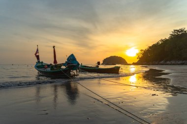 Adanın üstündeki güneş sarı gökyüzünde