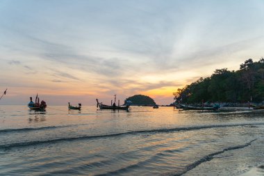 Adanın üstündeki güneş sarı gökyüzünde