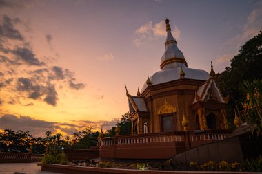 Phuket 'teki Langsan Tapınağı' nın güzel tapınağının arkasında gün batımı. Akşam vakti, dağın tepesindeki güzel tapınakta güzel bir gökyüzü..