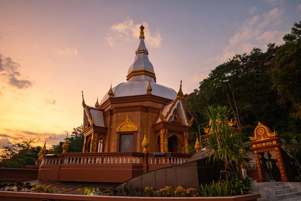 Wat Lang San Phuket 'in tepesindeki güzel pagoda' nın üstünde kızıl bir gökyüzü beliriyor. Langsan tapınağında bir dağın tepesine inşa edilmiş güzel bir pagoda..