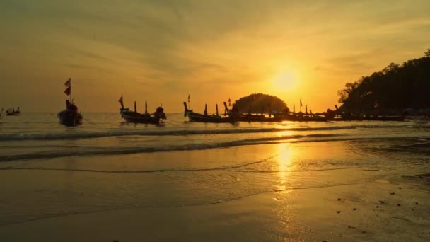 Рыбацкие Лодки Пришвартованы Берегу Моря Против Золотого Заката Таиланде — стоковое видео