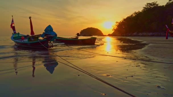 Рибальські Човни Причалили Березі Моря Проти Золотого Заходу Сонця Таїланді — стокове відео