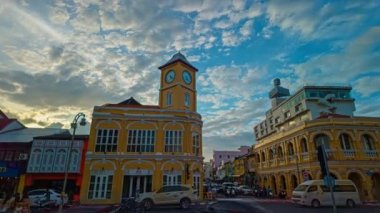 Phuket, Tayland - 05 Aralık 2023: Saat kulesinin zaman aşımı Phuket kasabasının ünlü simgesidir..