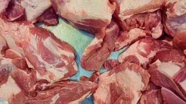 Piyasada satılık koca bir yığın taze domuz.