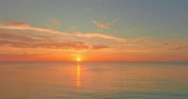 Surin Sahili Phuket.Doğa videosu. Eşsiz ve yaratıcı seyahat ve doğa fikri videoları. Sunset 'te Dramatik Gökyüzü.