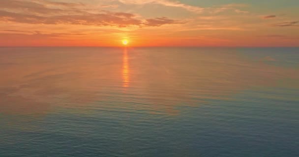 Incroyable Ciel Coloré Dans Magnifique Coucher Soleil Sur Surface Mer — Video