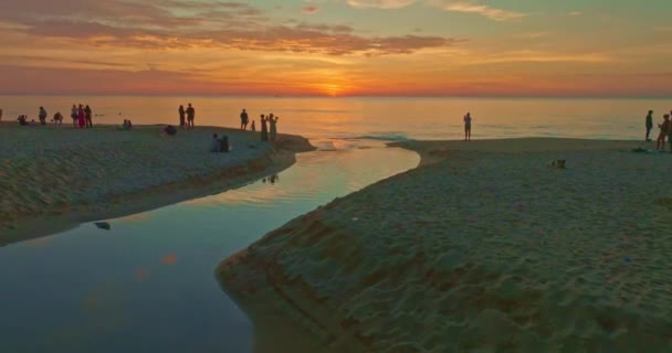 Kumsaldaki Dolambaçlı Kanalın Hava Görüntüsü Turistler Kumlu Bir Sahildeki Küçük — Stok video