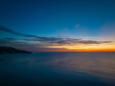 Phuket, Tayland 'daki Surin sahilinde güzel bir gün batımı.. 