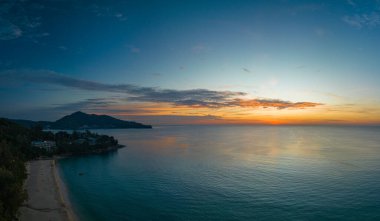 Phuket, Tayland 'daki Surin plajında günbatımının panoramik manzarası. 