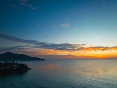 Phuket, Tayland 'daki Surin plajında gün batımı manzarası. 