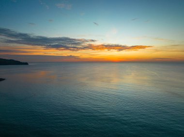 Phuket, Tayland 'daki Surin plajında gün batımı manzarası. 